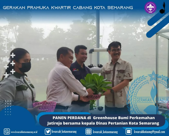 Panen Perdana di Greenhouse Bumi Perkemahan Jatirejo bersama Kepala Dinas Pertanian Kota Semarang