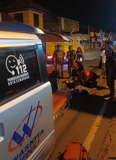AMBULANS KWARCAB KOTA SEMARANG SIGAP EVAKUASI KORBAN KECELAKAAN LALU LINTAS DI UNGARAN